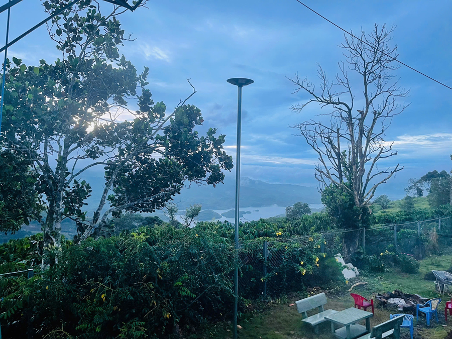 View hồ buổi sáng ở homestay Tà Đùng