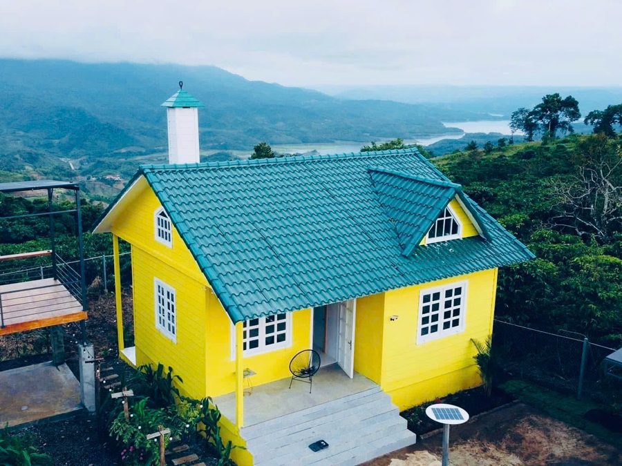 Nhà gỗ vàng mái xanh nhìn ra thung lũng