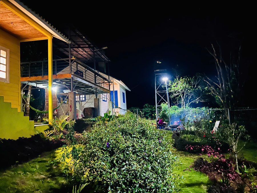 Sân vườn lên đèn buổi tối